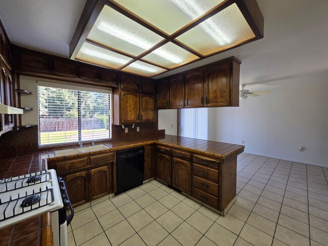 Building Photo - 3 Bedroom 2 Bathroom near shopping and restaurants!