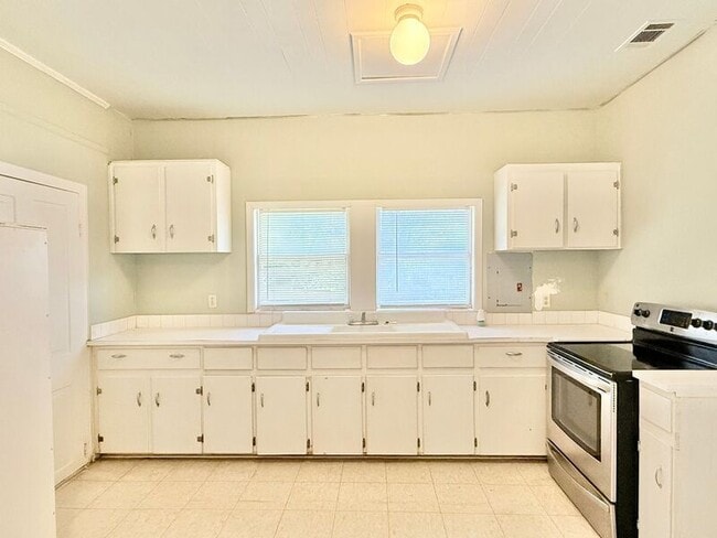 Building Photo - 218 Seamarge Ln