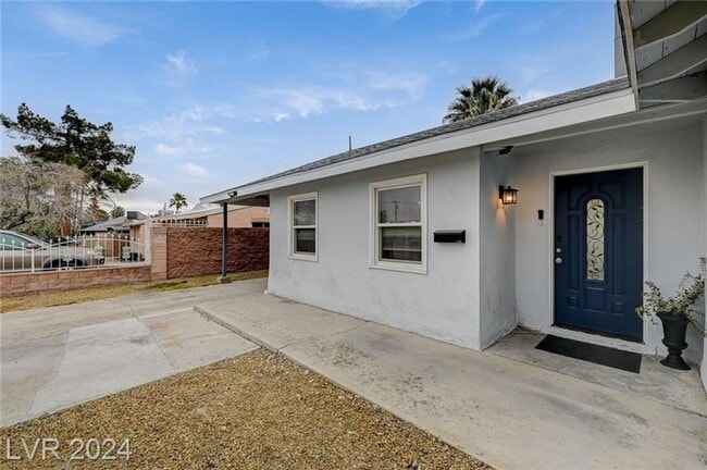 Building Photo - MODERN SINGLE STORY NESTLED IN HUNTRIDGE N...
