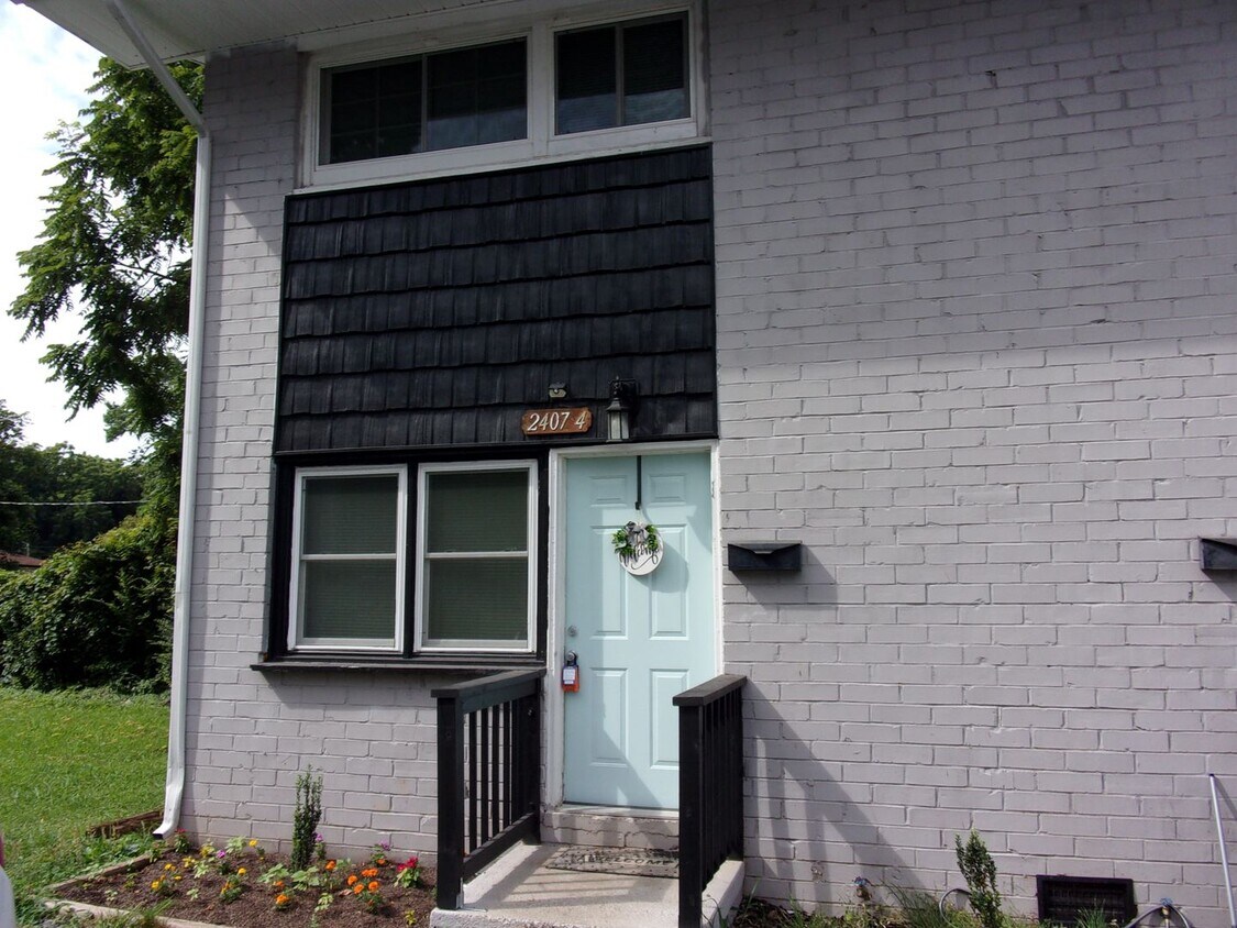 Foto principal - $1,000.00 off 1st Month's Rent - 2 Bedroom...