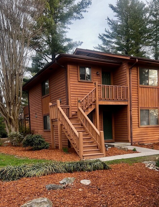 Building Photo - 551 Courtwood Ln