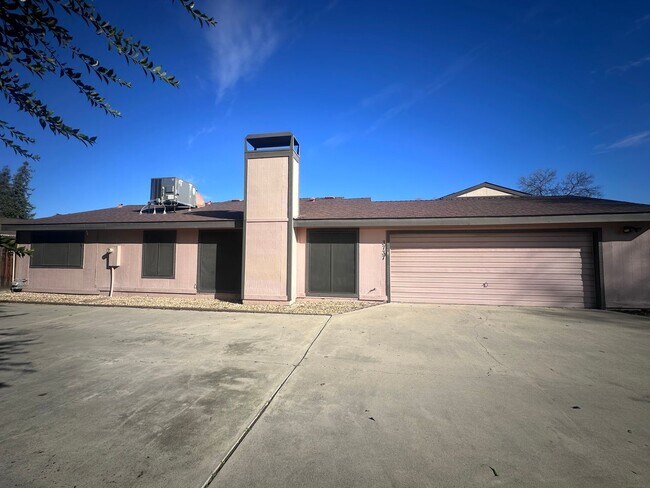 Building Photo - NW Visalia Home Coming Soon!
