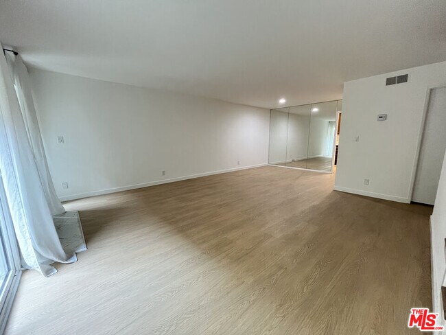 Foto del edificio - 5115 Kester Ave