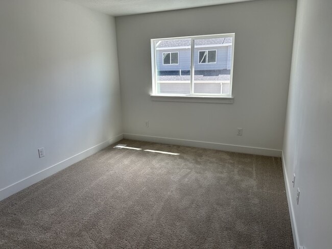 Building Photo - 1402 N Mdw Ln
