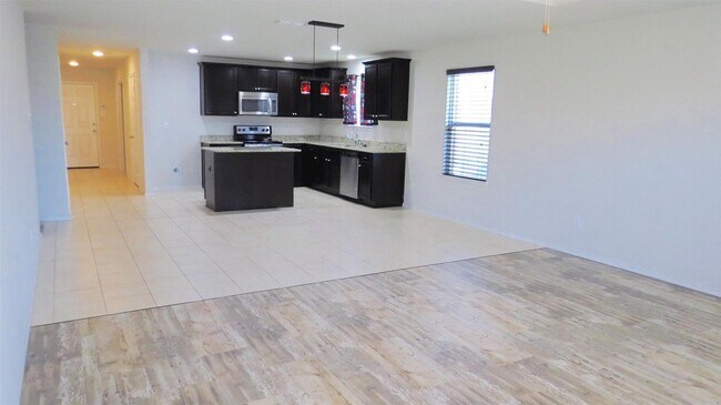 Building Photo - Open Floorplan in Fort Worth