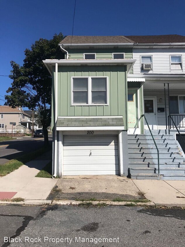 Primary Photo - 3 br, 1 bath House - 200 E Holland St