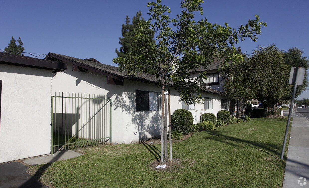 Building Photo - 387-395 Sinclair Ave