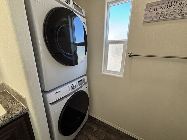 Foto del edificio - 8700 E University Dr