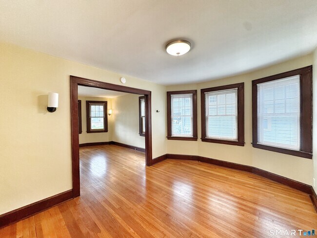 Building Photo - 14 Woodbury Ave