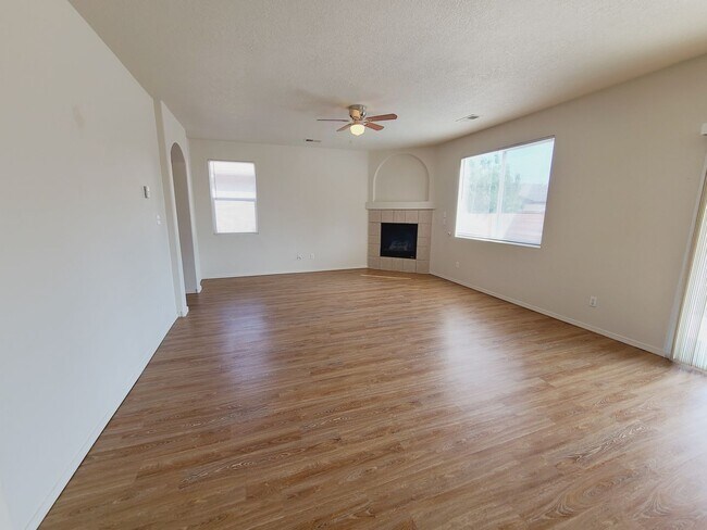 Foto del edificio - Spacious 2 story 4 bed 2.5 bath home in Huning Ranch.