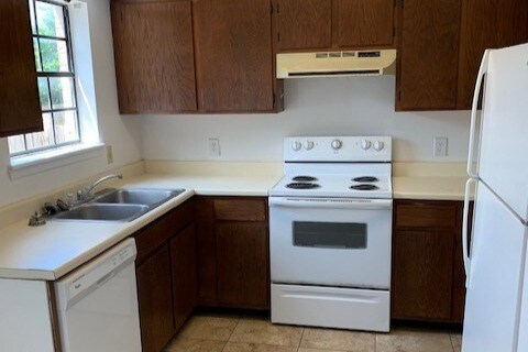 Kitchen - 1208 Victoria Ave
