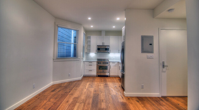 Building Photo - Renovated 2bed/1bath Apartment, Laundry in...