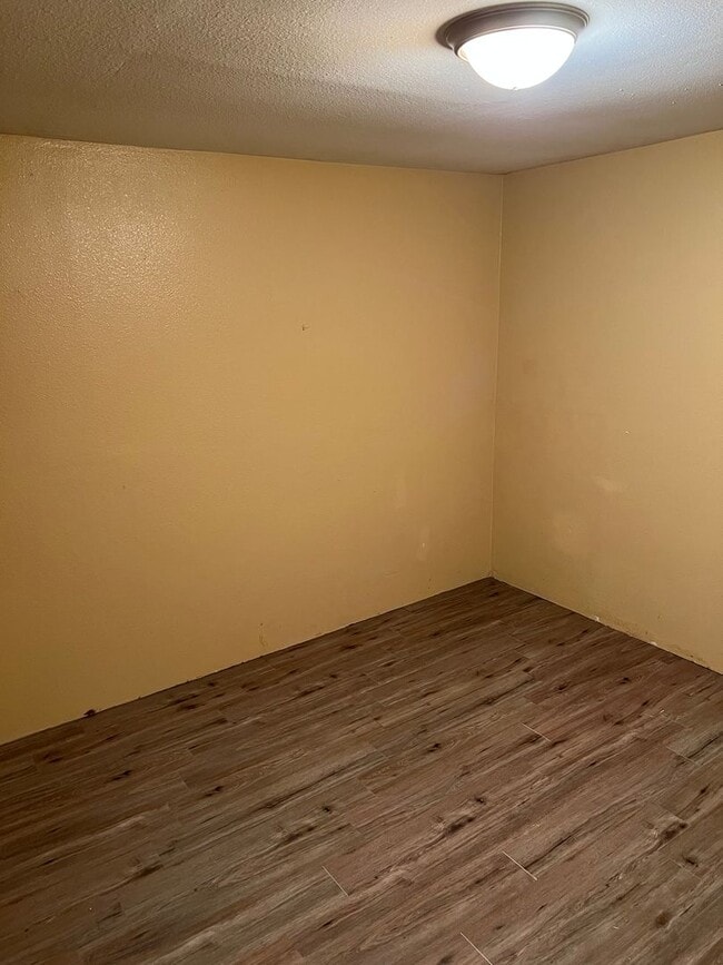 Building Photo - Special!! Low Deposit!!