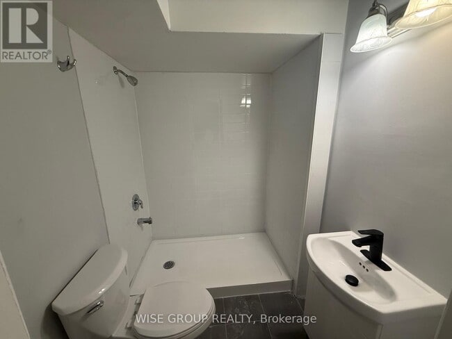 Building Photo - 55 Purdy Crescent