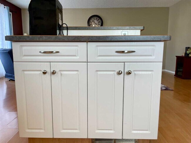 Photo du bâtiment - 11229-11102 102 Ave