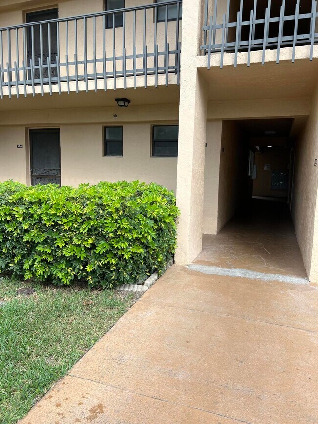 Foto del edificio - 4760 Lucerne Lakes Blvd