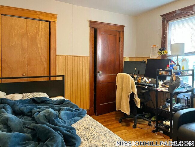 Building Photo - 2 Mission St