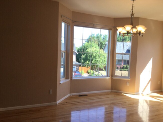 Building Photo - Sophisticated Style Port Orchard Home 3Bed...