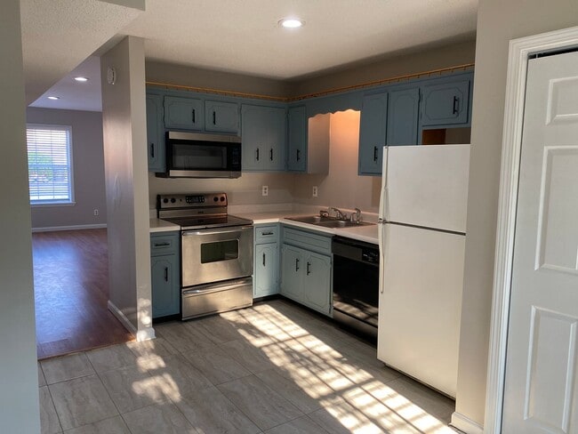 Building Photo - 2 Bed 1.5 Bath Close to Wilma Rudolph