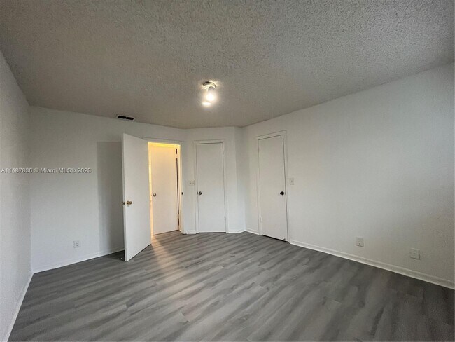 Foto del edificio - 3390 Pinewalk Dr N