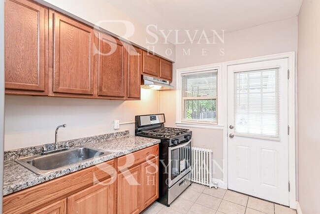 Foto del edificio - Three level townhome available now!