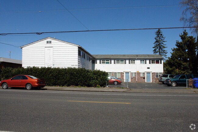 Building Photo - 7403-7415 N Fessenden St