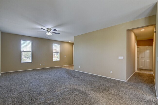 Foto del edificio - 3 bedrooms plus a den, 2 bath home in Brig...
