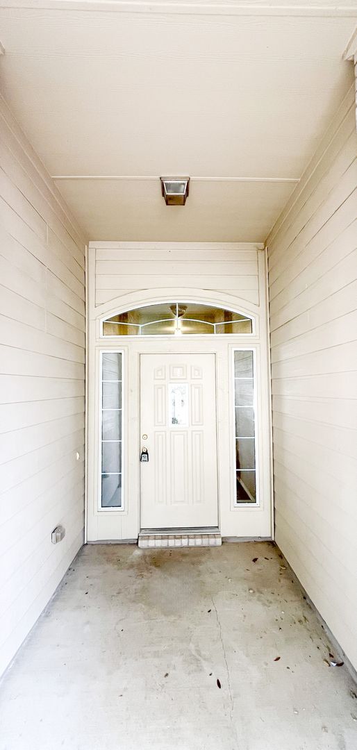 Building Photo - Awesome 3 bedroom 2 bath with extra room t...