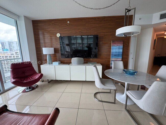 Foto del edificio - 1111 SW 1st St
