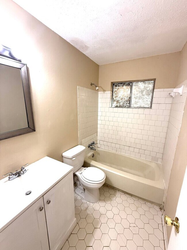 Foto del edificio - ** 3 Bed 2 Bath located in Regency Park ** Call 334-366-9198 to schedule a self showing