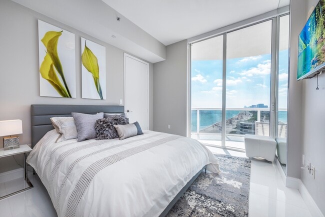 Foto del edificio - 15811 Collins Ave