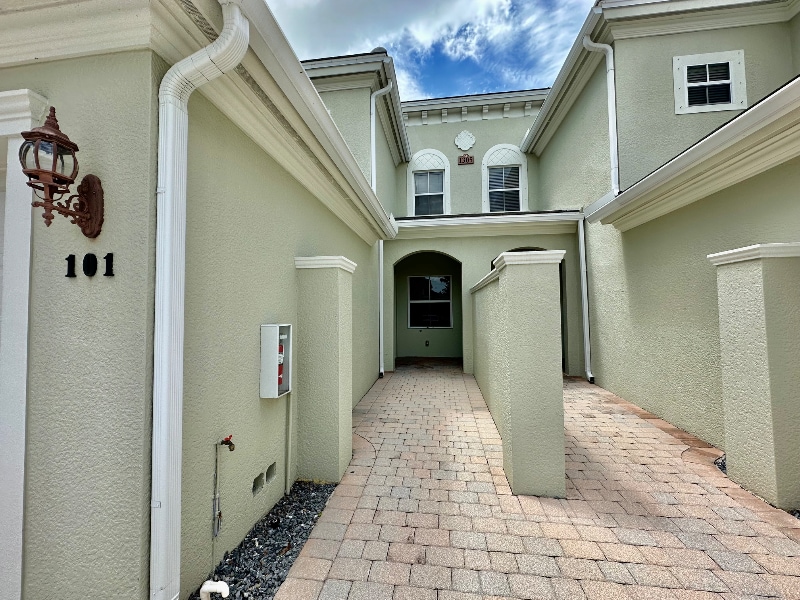 Primary Photo - 1305 Mariposa Cir