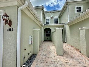 Building Photo - 1305 Mariposa Cir