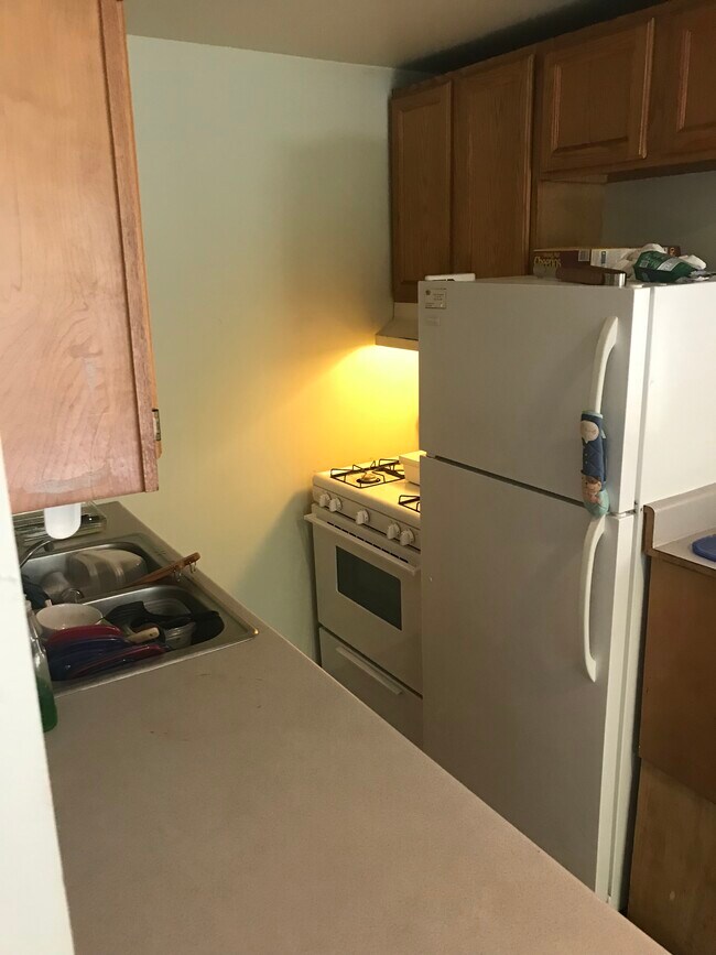 kitchen - 2357 W Clifton Ave