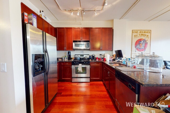 Building Photo - 873 N Larrabee St
