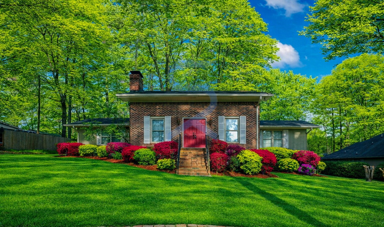 Relaxed Living in a Beautiful Lake Community – 3BR in Conyers - Charming 3-Bed Oasis with 2.5 Baths and 2128 Sq. Ft. in Conyers' Serene Setting!