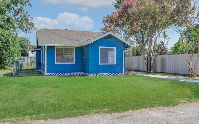 Building Photo - 1108 Kern St