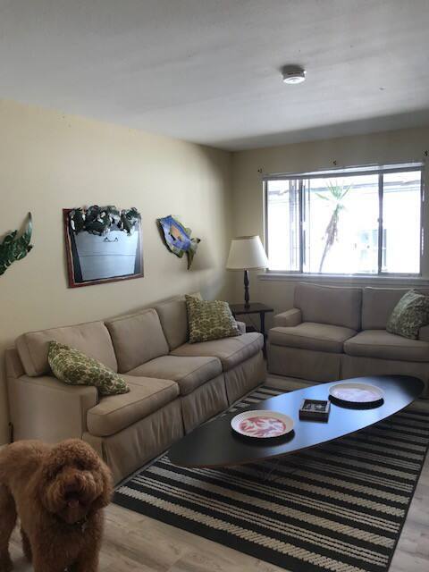 Den - 3727 Iberville St