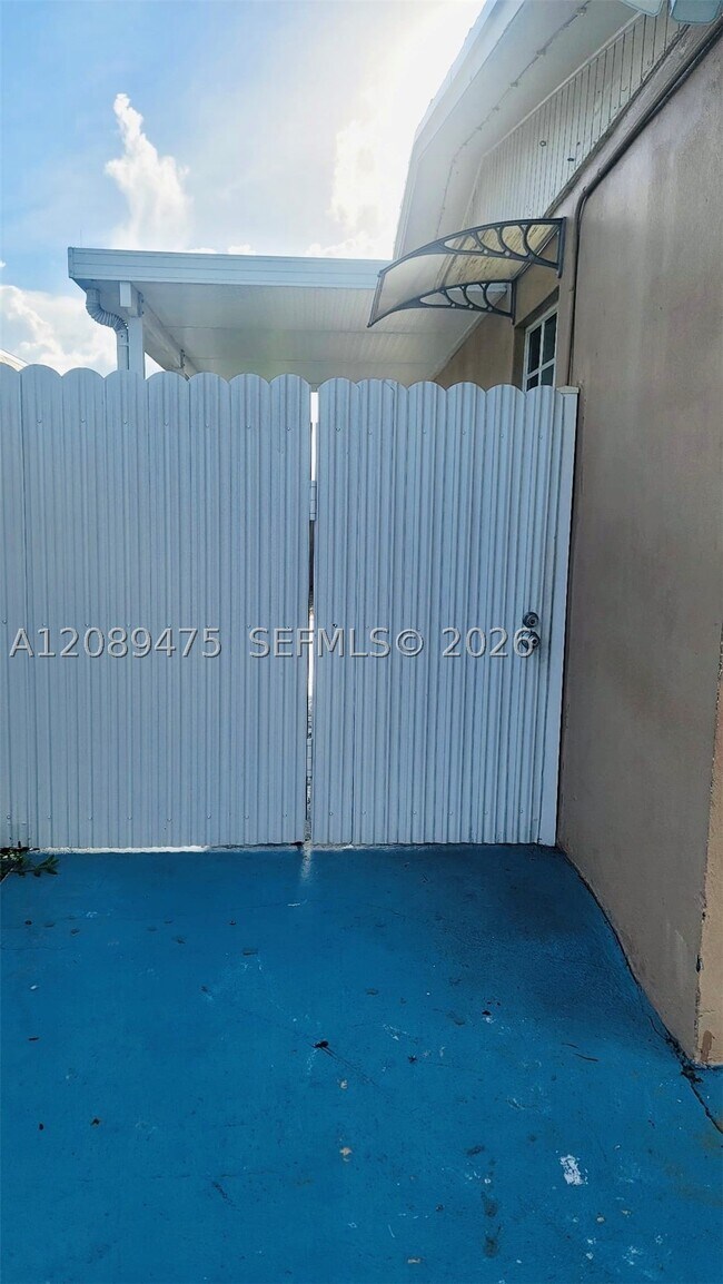 Foto del edificio - 19225 NW 50th Ct