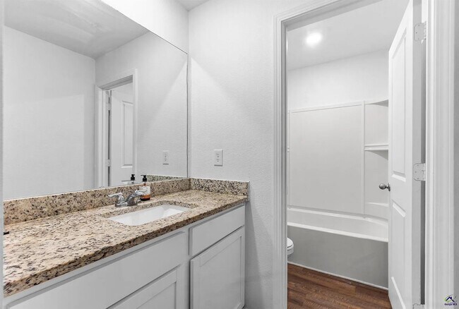Building Photo - 3335 Bridgewood Dr