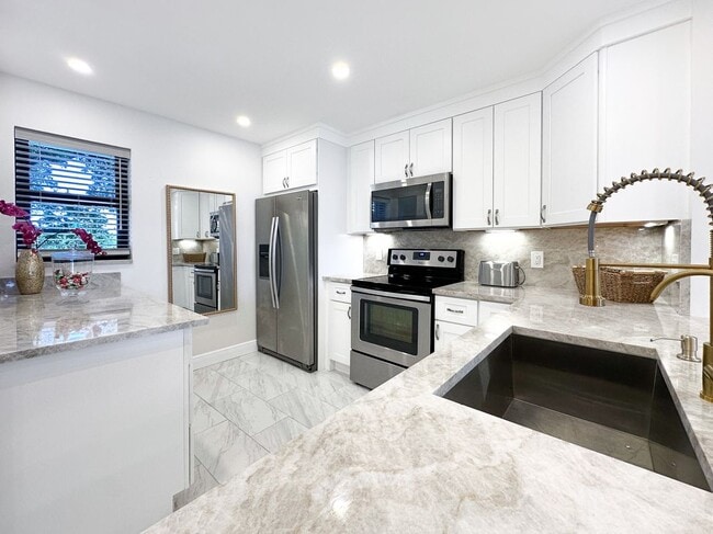 Foto del edificio - 4800 Bayview Dr