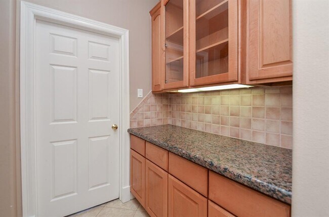 Foto del edificio - 5835 Stratford Gardens Dr