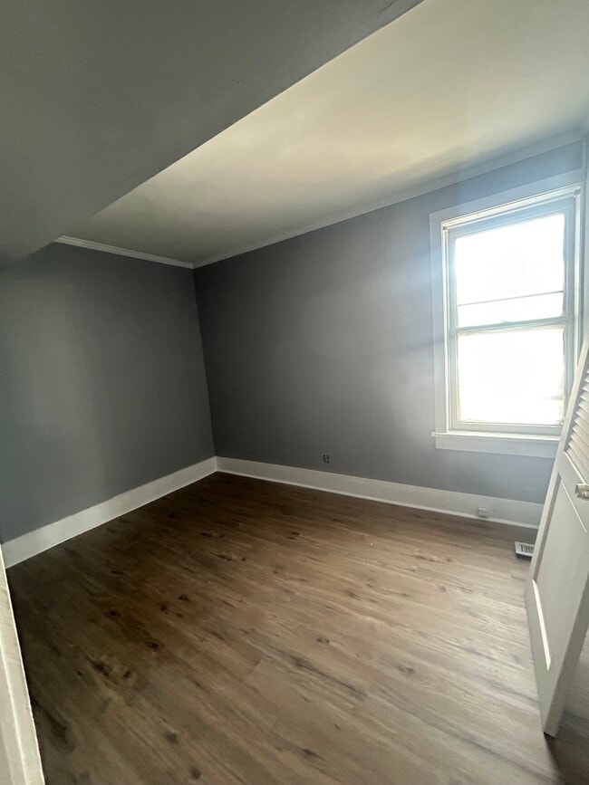 Building Photo - 252 3rd Ave