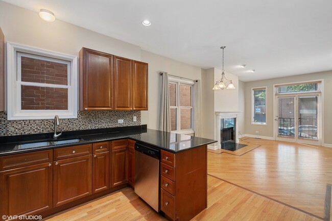 Building Photo - 882 W Lill Ave