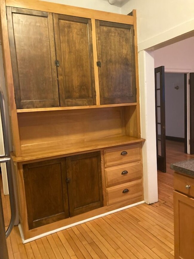 Building Photo - Historic Edgewater One Bed/One Bath Garden...