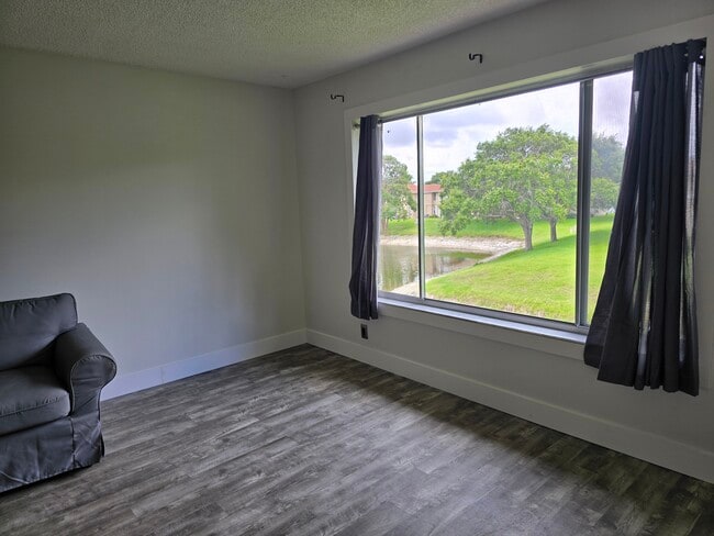 Building Photo - 10014 Twin Lakes Dr
