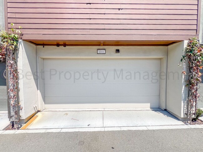 Building Photo - Innovation Community Townhome