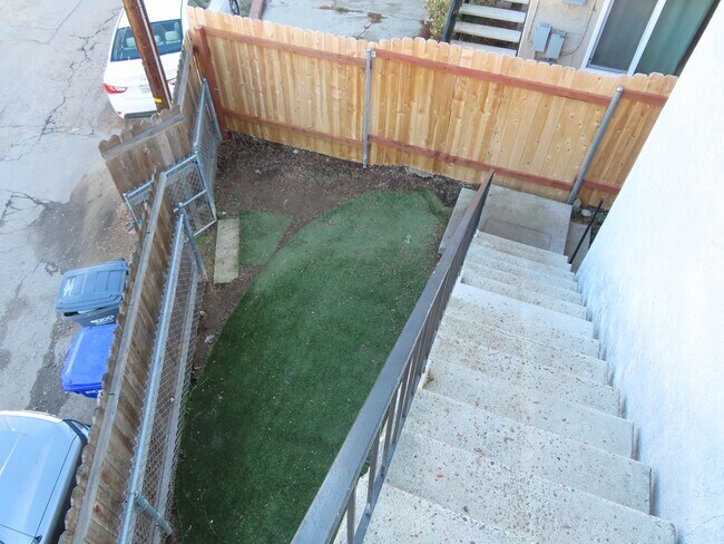 Building Photo - Renovated 2 Bed, 2 Bath Apartment in the h...