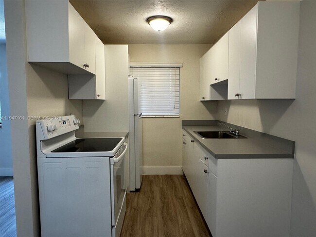 Building Photo - 1310 W 29th St