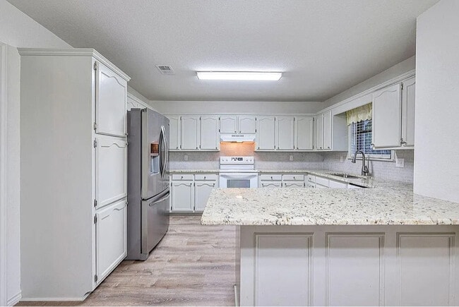 Building Photo - 411 Bluebonnet St